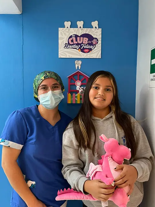 Paciente de Dentokids en el muro del Club Dientes Felices