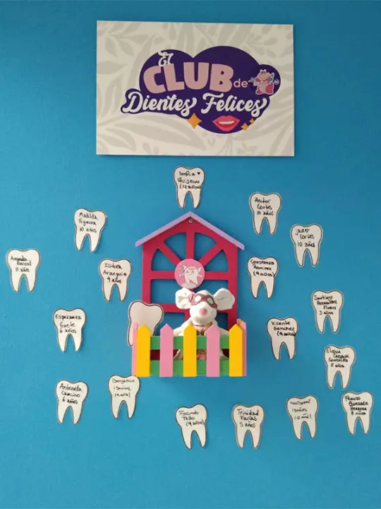 Paciente de Dentokids en el muro del Club Dientes Felices