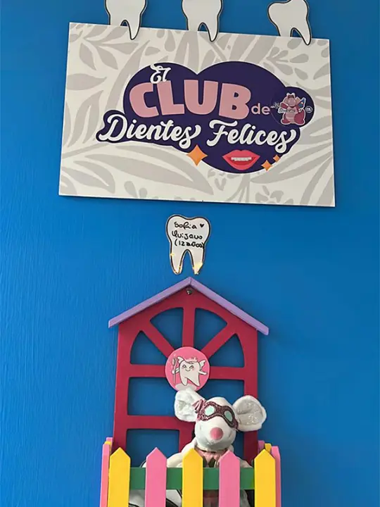Paciente de Dentokids en el muro del Club Dientes Felices