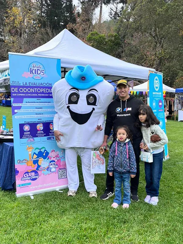 Equipo de Dentosalud en una actividad con familias de una empresa en convenio