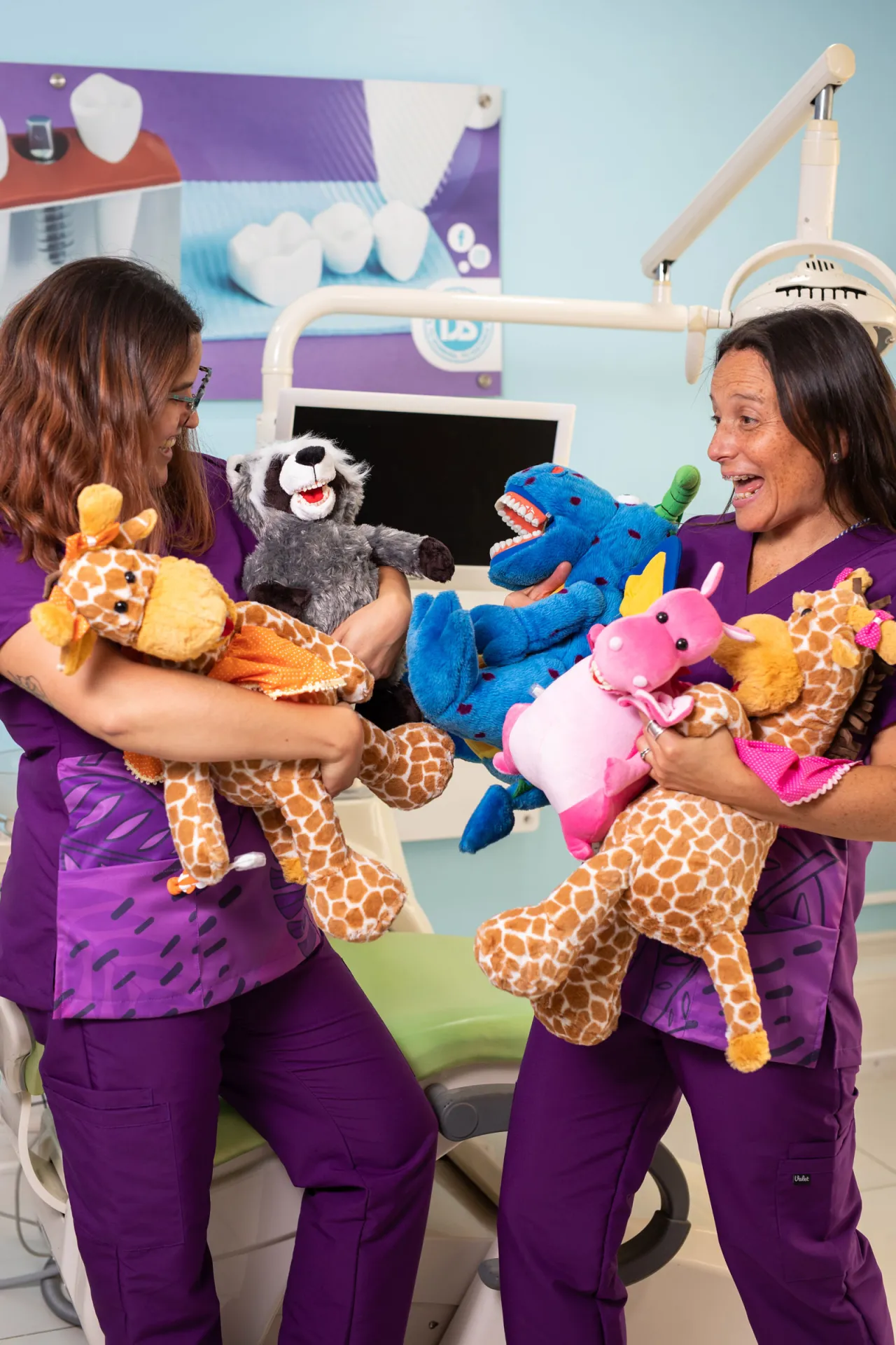 Odontopediatras de Dentosalud con peluches en el box de Dentokids