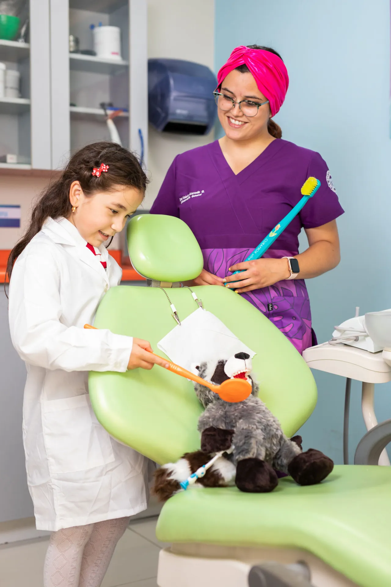 Odontopediatra de Dentosalud enseñando a una niña a cepillarse